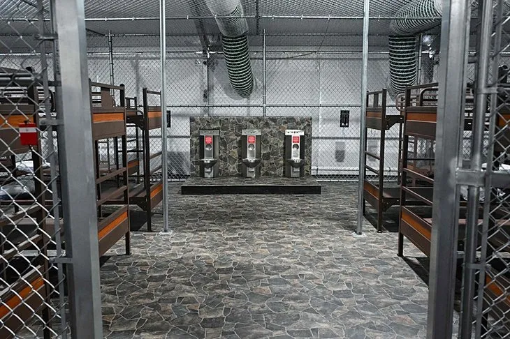 Trump’tan çevresi timsahlarla çevrili Alcatraz’da yeni görüntüler: Biden’a küfür göçmenlere tehdit!