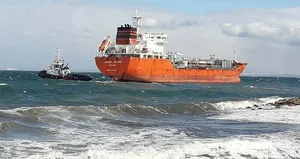 Petrol tankeri karaya oturdu!