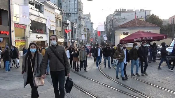 İstanbul'dan son dakika yaşam haberi | Taksim’de sokağa çıkma kısıtlaması öncesi insan seli - 3