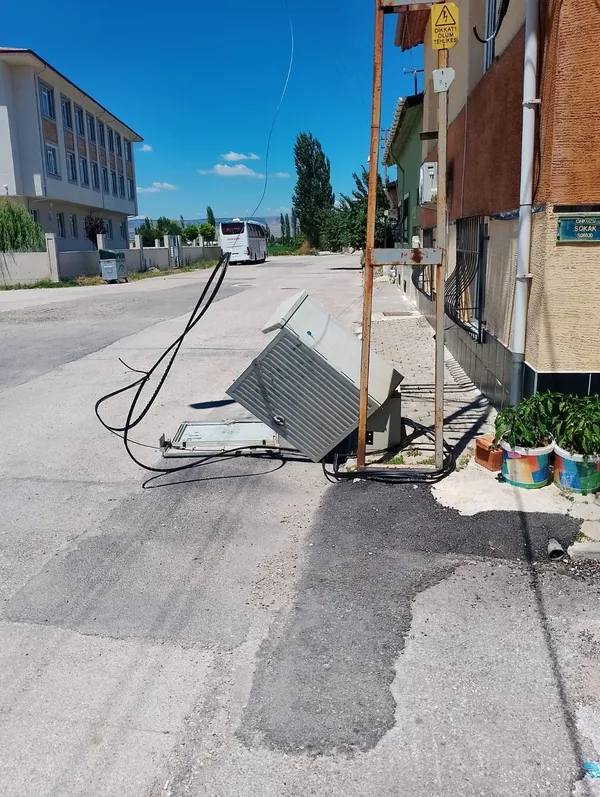eskisehirde-gupegunduz-hirsizlik-motosikletli-kablo-hirsizlari-mahallede-huzur-birakmadi-1658476582062.jpg Eskişehir’de güpegündüz hırsızlık! Motosikletli kablo hırsızları mahallede huzur bırakmadı - 3