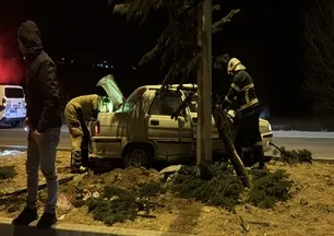 Kütahya'da feci kaza: Otomobil sürücüsü ağaca ve aydınlatma direğine çarptı