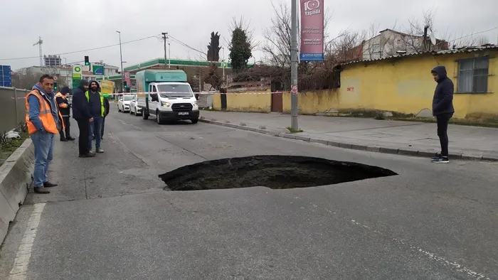 bagcilarda-metro-insaati-yanindaki-yol-coktu-3-metrelik-cukur-olustu-1646131434123.jpg Bağcılar’da metro inşaatı yanındaki yol çöktü! 3 metrelik çukur oluştu - 2