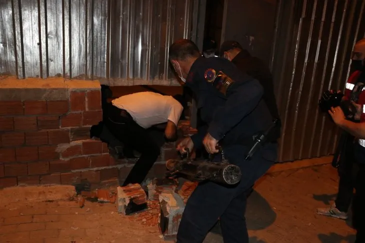 Son dakika | Jandarma duvarı yıkıp girdi! İzmir'de şoke eden kumar baskını