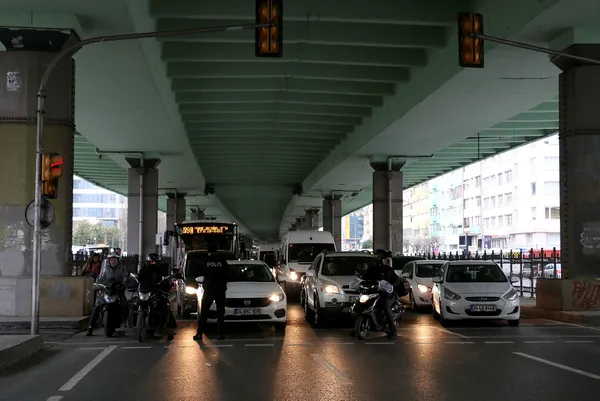 İstanbul'da trafiği kilitleyen kaza: Mecideyköy'de ambulans ile bir araç çarpıştı - 2