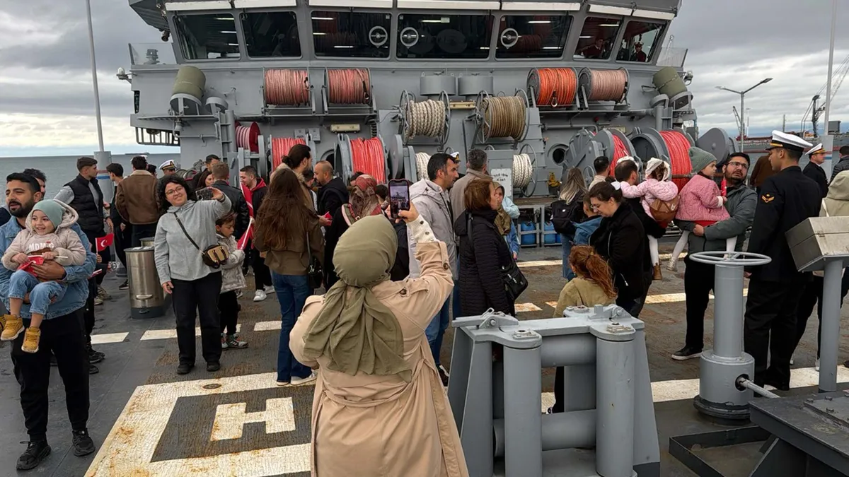 Tekirdağ'da TCG Işın'a yoğun ilgi: Vatandaşlar limana akın etti - 1