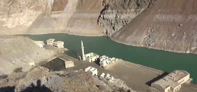 Artvin’deki Deriner Barajı’nın suları çekildi! Köy ortaya çıktı