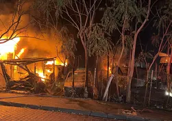 Avcılar'da TIR garajında yangın: 5 araç küle döndü
