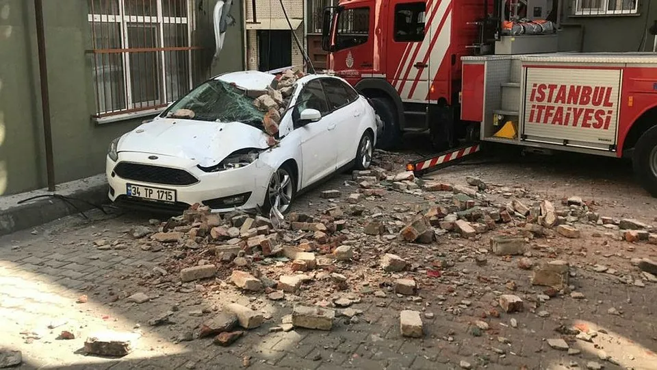 İstanbul’da lodos etkili! Çatı uçtu ekipler olay yerinde