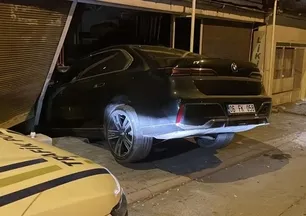 Sivas'ta fren yerine gaza basan sürücü markete daldı