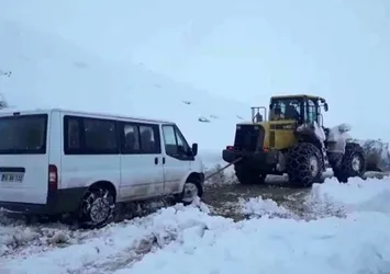 Siirt'te oy pusulalarını ve seçim görevlilerini taşıyan araba karda mahsur kaldı