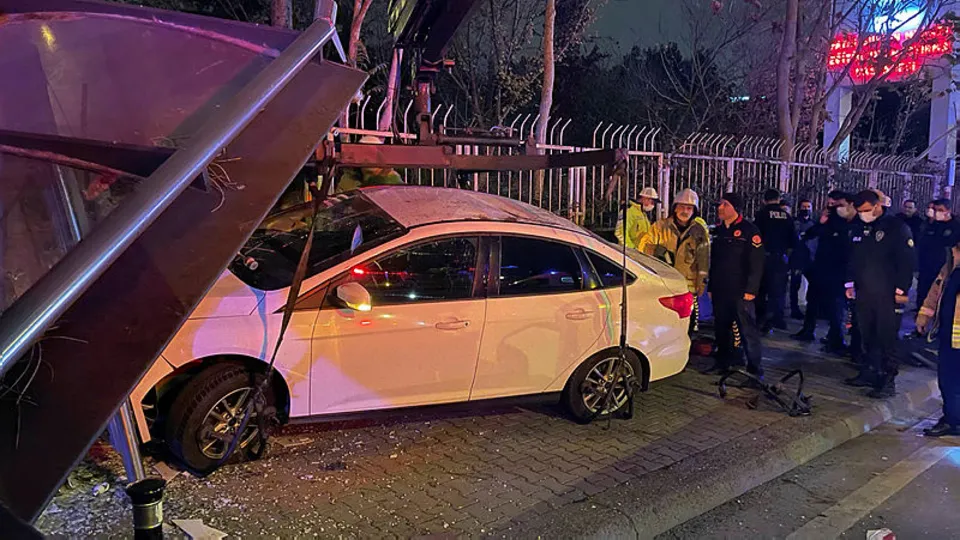Ataşehir'de korku dolu olay! Otomobil otobüs durağına daldı