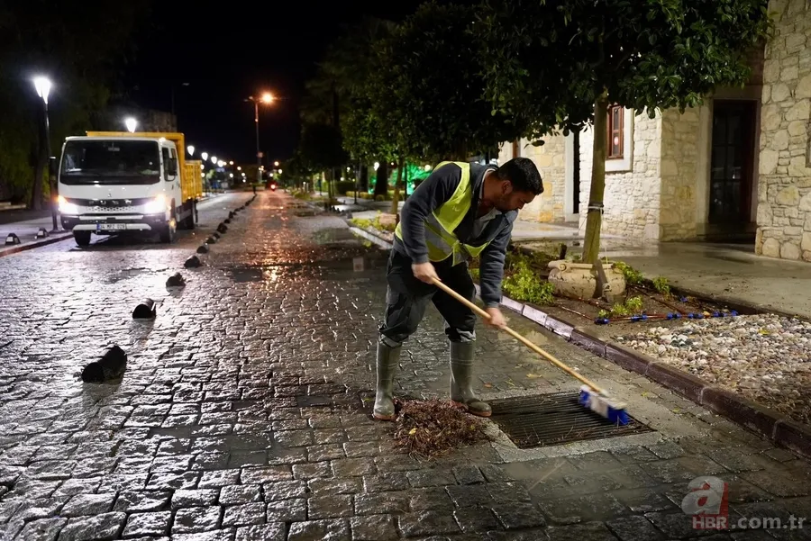 Çeşme’de şiddetli yağış hayatı felç etti! Cadde ve sokaklar göle döndü 5