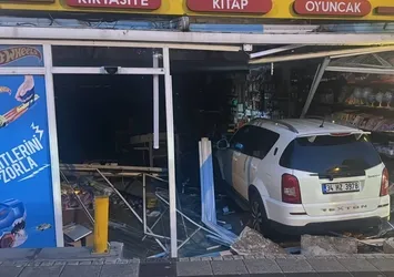 Başakşehir'de feci kaza! Cip iş yerine daldı