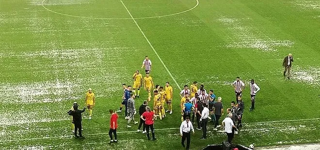 Süper Lig maçında sağanak engeli! Samsunspor-İstanbulspor maçı 12.dakikada durmak zorunda kaldı