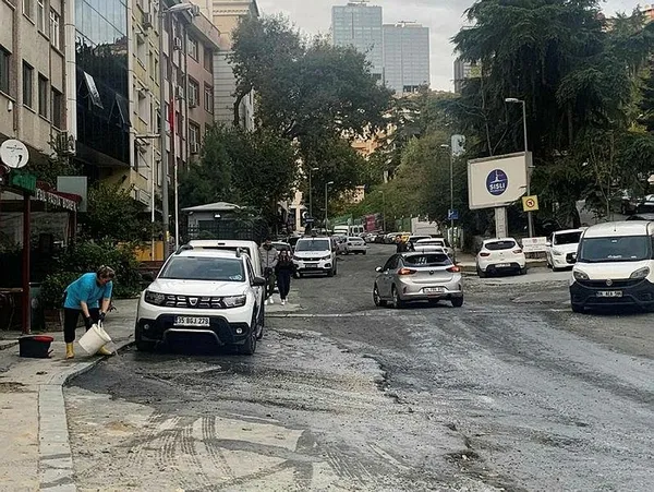 1701605278795.jpeg CHP'li İBB yine vatandaşı isyan ettirdi! 3 aydır bitmeyen çalışma! Bölgeyi lağım bastı sokaklar mayın tarlasına döndü - 2