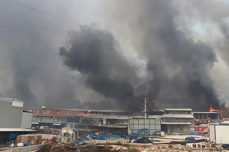 İzmir’de alevler yerleşim yerlerine sıçradı! Bazı evler yandı