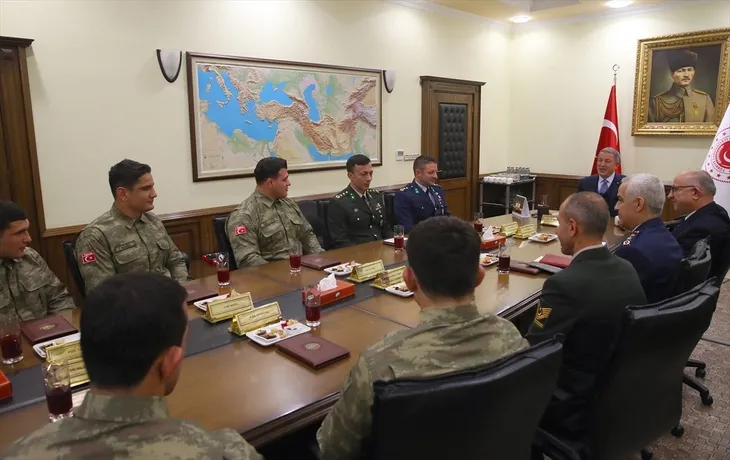 Bakan Akar, madalya kazanan güreşçileri kabul etti - 3