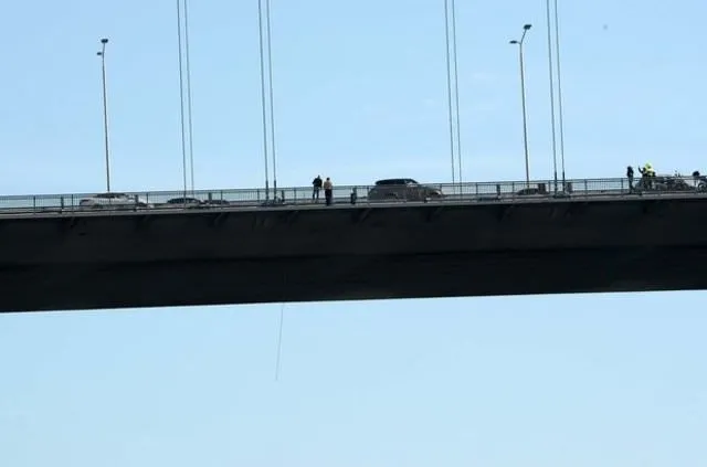 Müzakereci polis 3 kişiyi daha köprüde intihardan vazgeçirdi