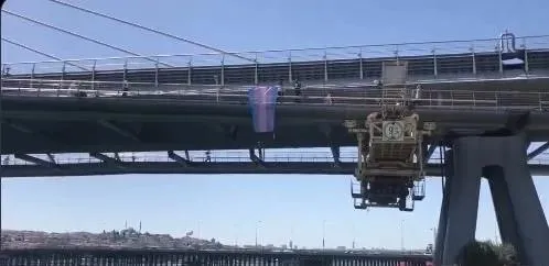 LGBT’li sapkınlar yine sahnede! DEM’li vekiller Özgül Saki ve Kezban Konukçu Haliç Köprüsü’ne trans bayrağı astı | Tepkiler çığ gibi