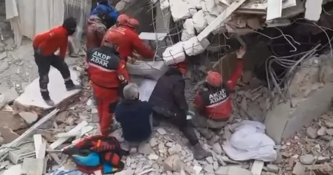 Son dakika: Hatay’da ekiplerin üzerinde molozlar yıkıldı!