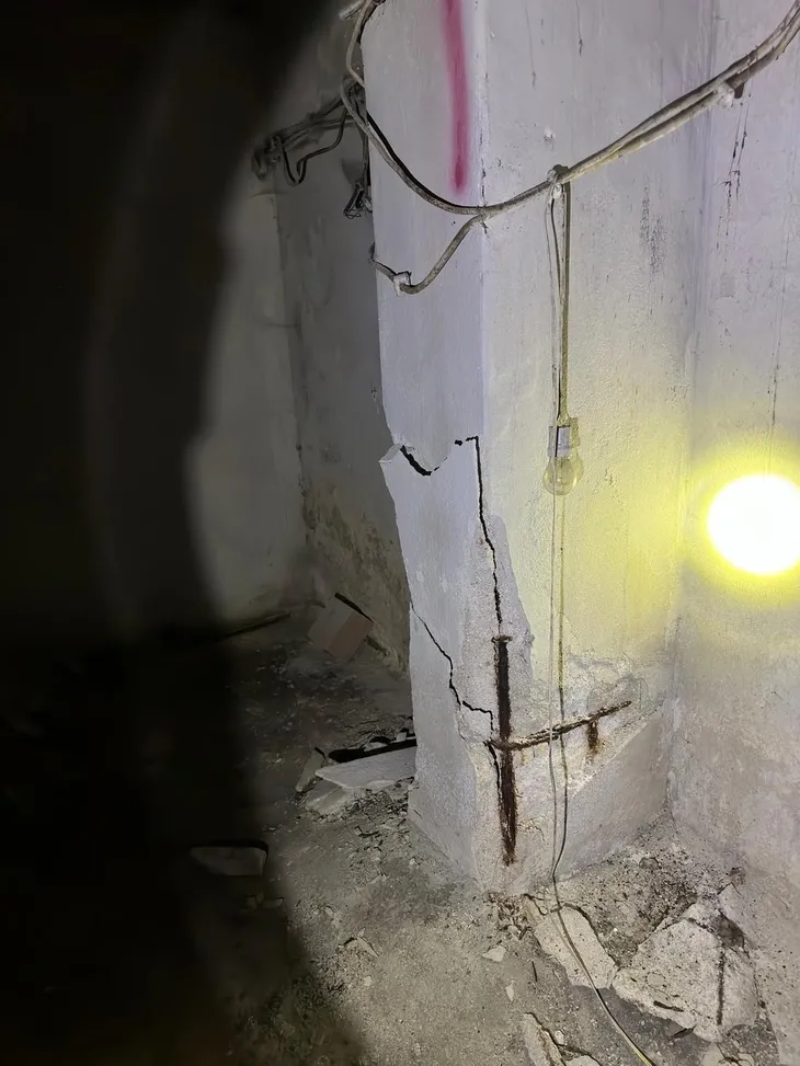 Bakırköy’de esnafı tedirgin eden manzara: Demirler eğrilmiş beton dökülüyor