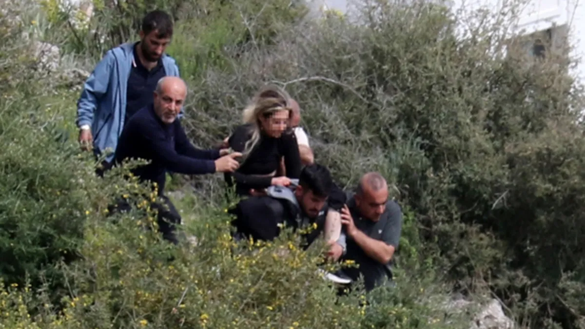 Kayalıktan düşen kadını inşaat işçileri sırtlarında taşıdı