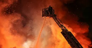 Küçükçekmece’de dev yangın!