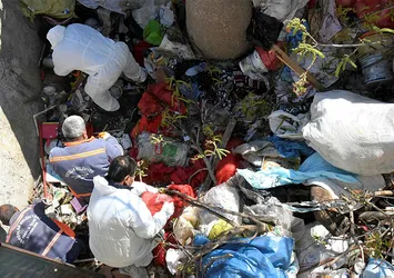 Mersin'de şoke eden manzara! Evden 15 ton çöp çıktı