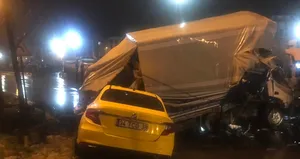 Kamyon ticari taksinin üstüne devrildi