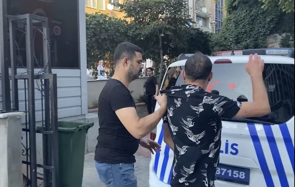 istanbulda-kadina-yumruklu-dayak-polisler-aninda-yakaladi-1662627520207.jpg İstanbul’da kadına yumruklu dayak! Polisler anında yakaladı - 4