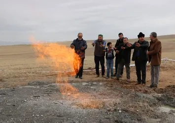 Su aramak için kazdılar doğalgaz çıktı!