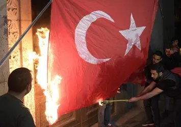 Ermenistan'da Türk bayraklarını yaktılar