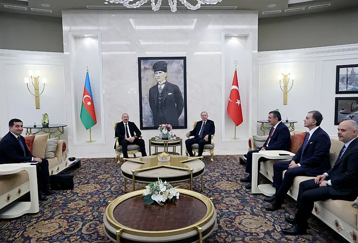 azerbaycan-cumhurbaskani-ilham-aliyev-turkiyede-baskan-erdogan-havalimaninda-karsiladi-1718023594010.jpg Azerbaycan Cumhurbaşkanı İlham Aliyev Türkiye'de! Başkan Erdoğan ile kritik zirve... | Masaya hangi konular yatırıldı? - 4