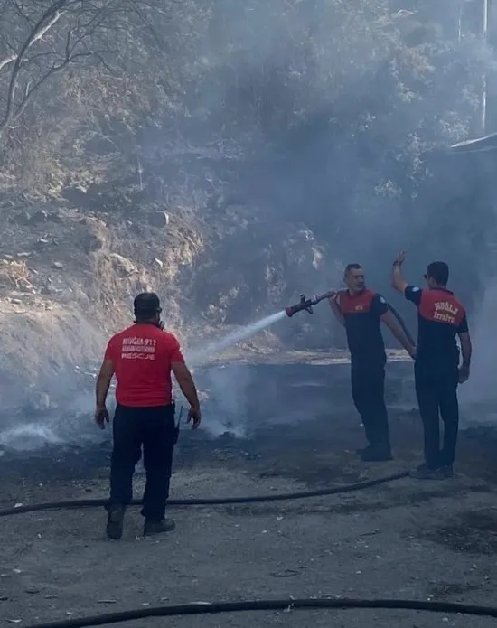 muglada-firinda-cikan-yangin-makilik-alana-sicradi-1656174410928.jpg Muğla’da fırında çıkan yangın makilik alana sıçradı - 4