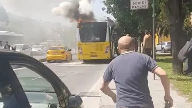 İstanbul’da hareketli dakikalar: İETT otobüsü yandı, vatandaş yangın söndürme tüpüyle müdahale etti
