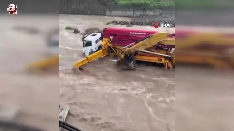 Artvin’de iş makineleri yükselen dere sularının ortasında kaldı