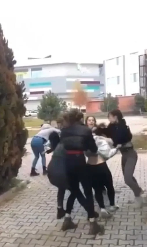 afyonkarahisarda-9-liseli-kiz-birbirine-girdi-o-anlar-saniye-saniye-kaydedildi-1639662553353.jpg Afyonkarahisar’da 9 liseli kız birbirine girdi! O anlar saniye saniye kaydedildi - 2