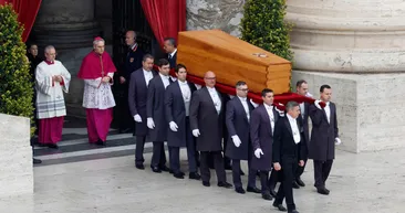 Papa 16. Benediktus son yolculuğuna uğurlandı! İşte dikkat çeken tabut detayı