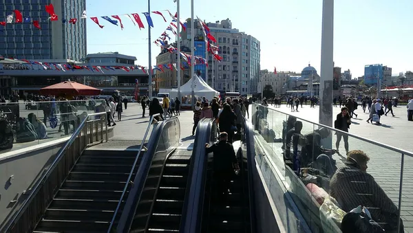 Taksim Metrosu’ndaki yürüyen merdiven arızası vatandaşı isyan ettirdi! İstanbullulardan CHP’li İBB’ye tepki