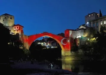 Mostar Köprüsü kırmızı beyaz renklere büründü