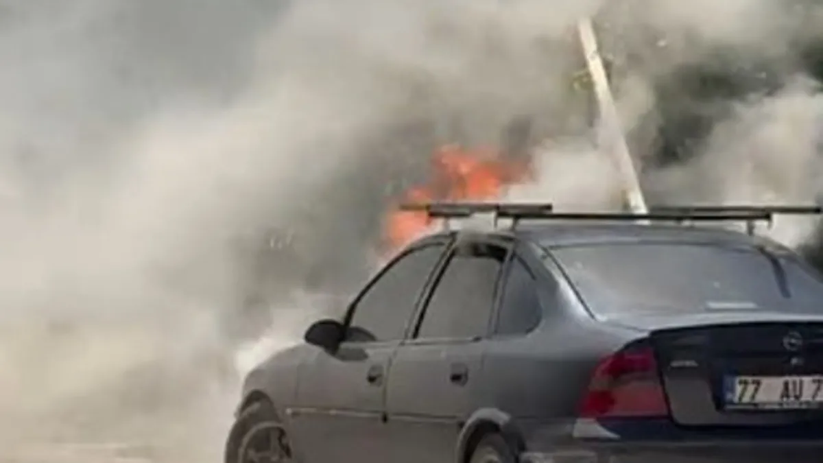 Isparta'da park halindeki otomobil alev alev yandı