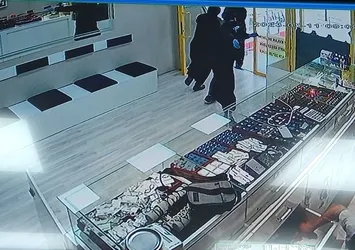 Komedi filmi gibi soygun girişimi: 3 hırsız kadın kılığına girdi