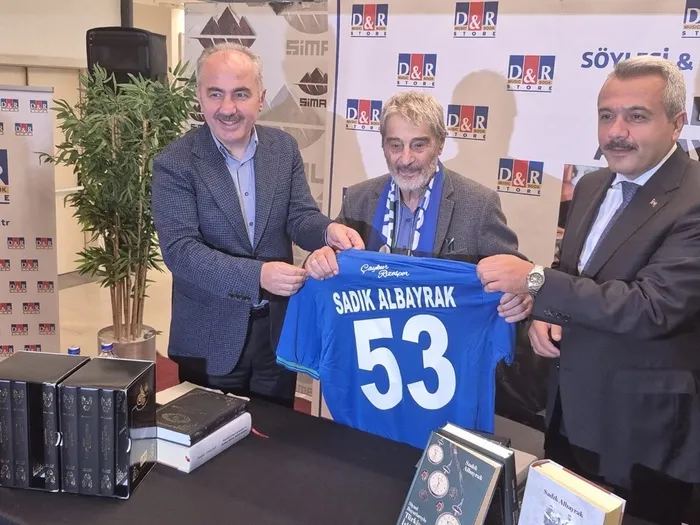 turkiyenin-fikri-hafizasi-mutefekkir-sadik-albayraktan-genclere-mesaj-bu-davayi-sizler-daha-ileriye-tasiyacaks-1761227152238.jpeg Rize Valisi İhsan Selim Baydaş ve Rize Belediye Başkanı Rahmi Metin, Sadık Albayrak'a Rizespor forması hediye etti (ahaber.com.tr)