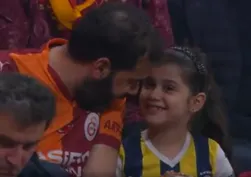 Derbide yürekleri ısıtan görüntü! Baba Galatasaraylı, kızı Fenerbahçeli