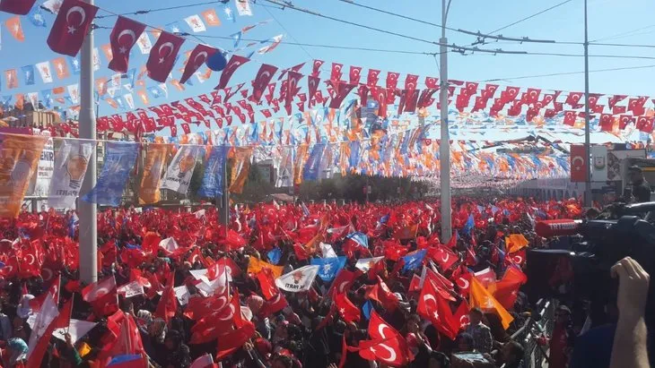 Başkan Erdoğan ve İbrahim Tatlıses Şanlıurfa’da miting sahnesine beraber çıktı