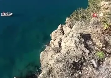 Falezlerde ölü bulunan adamın cenazesinin 2 saat süren alınma operasyonunu yüzerek izlediler