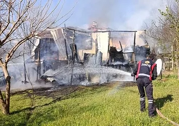 2 katlı ahşap ev yandı