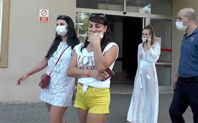 Antalya’da otelde turistler 'maske' uyarısı yapan hemşireye terlik fırlattı - 1