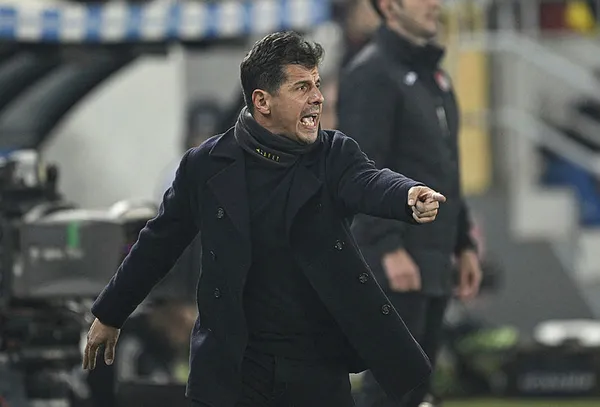 Soyunma odası koridorunda sarılmışlar! Halil Umut Meler’in özür dilemedi dediği Emre Belözoğlu’yla görüntüleri ortaya çıktı