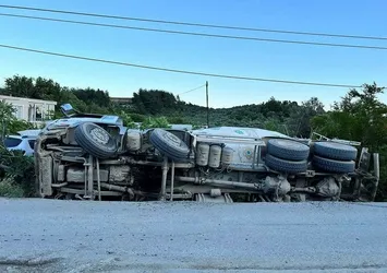 Hatay'da kontrolden çıkan beton mikseri yol kenarına devrildi